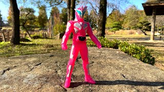 仮面ライダー迅のソフビを秋の公園で探そう！おもちゃ遊び Looking for Kamen Rider toys in a Japanese park