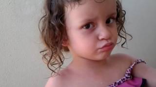 Julia Brava Com O Brinquedo Na Piscina...