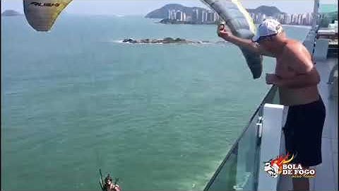 Piloto de paraglider pegando Cerveja na cobertura do prédio - QUERO ÁLCOOL, QUERO ÁLCOOL!!!