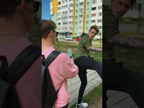 Видео: Вырубил друга #shortvideo #пранк #prank #прикол #приколы #shorts