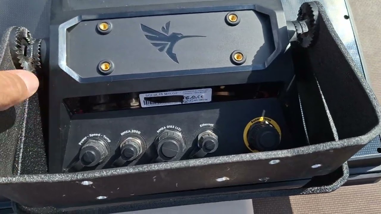 Скоба на эхолотах SOLIX 15' и SOLIX 12'  одинаковые, разница только по высоте