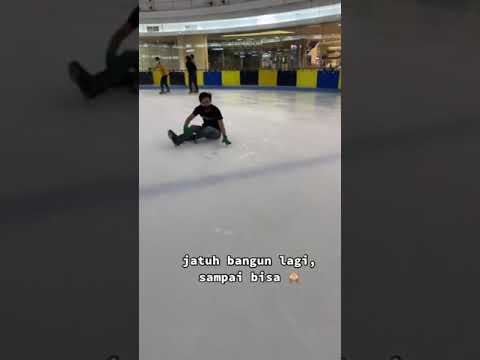 Video: Siapa yang bermain skating di atas es malam ini 2021?