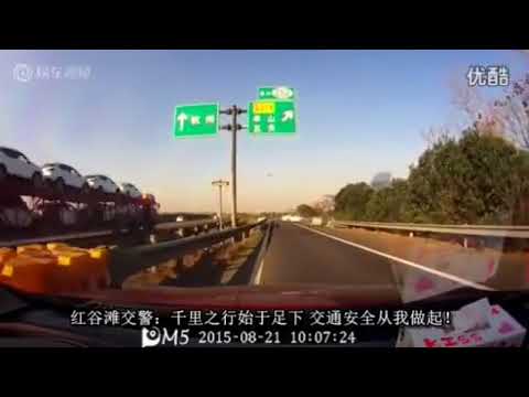 白色小车高速错过出口 强行转弯失控转圈撞护栏