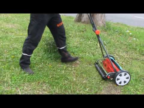 Механическая газонокосилка GARDENA 400 в работе