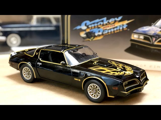 1/18 Smokey And The Bandit 1977 Pontiac Firebird T/A SE Greenlight