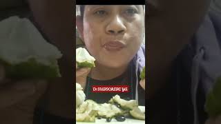 Makan buah Srikaya manis rasanya #srikaya #sirsak #makanbuahsegar  #videoshorts