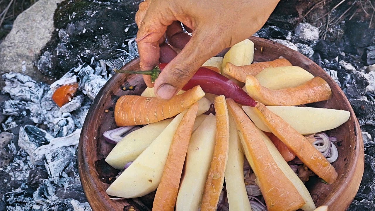 طاجين الطريقة التقليدية مع رجل كوري / Moroccan Beef Tagine / Bushcraft Cooking