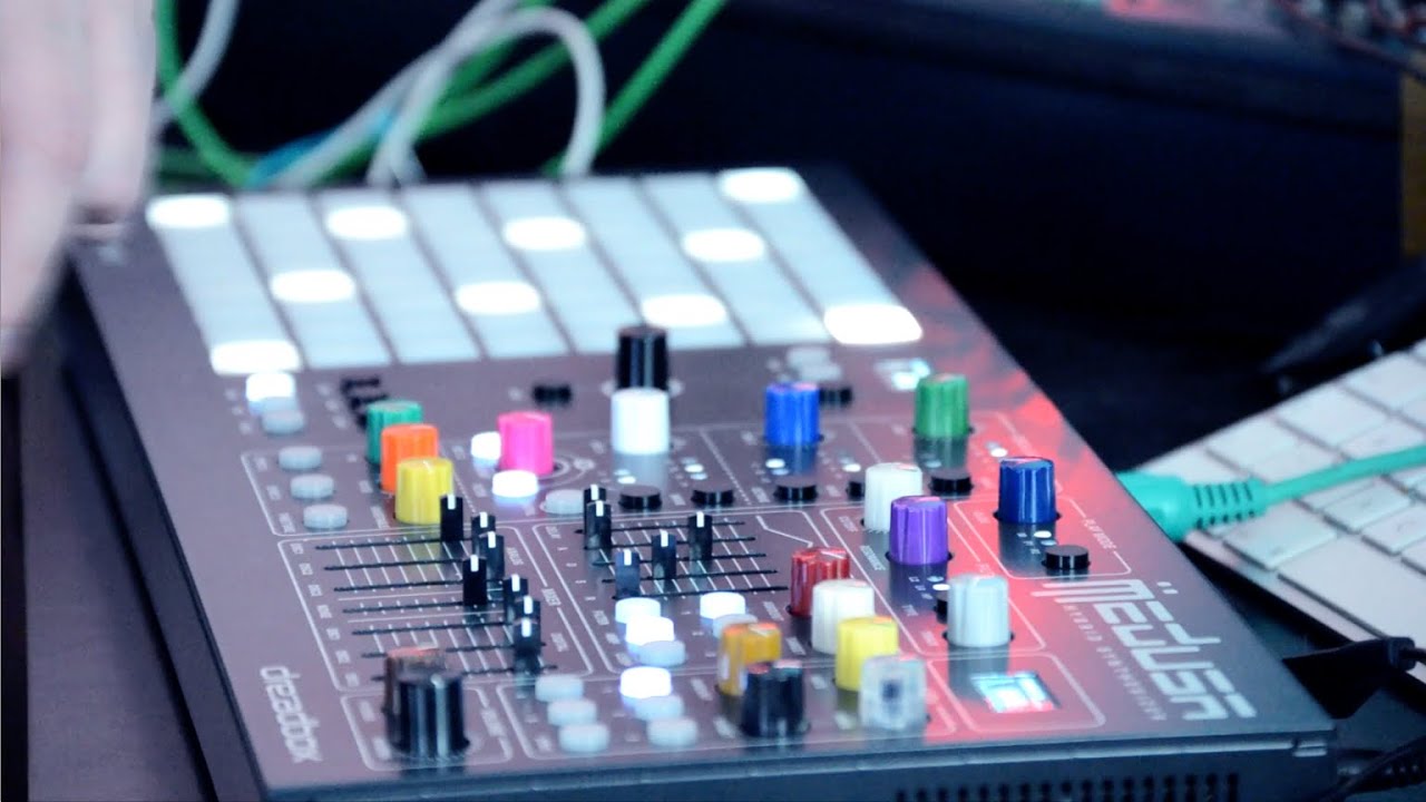 Polyend Medusa Hybrid Synthesiser-Techno with Akai MPC 1000