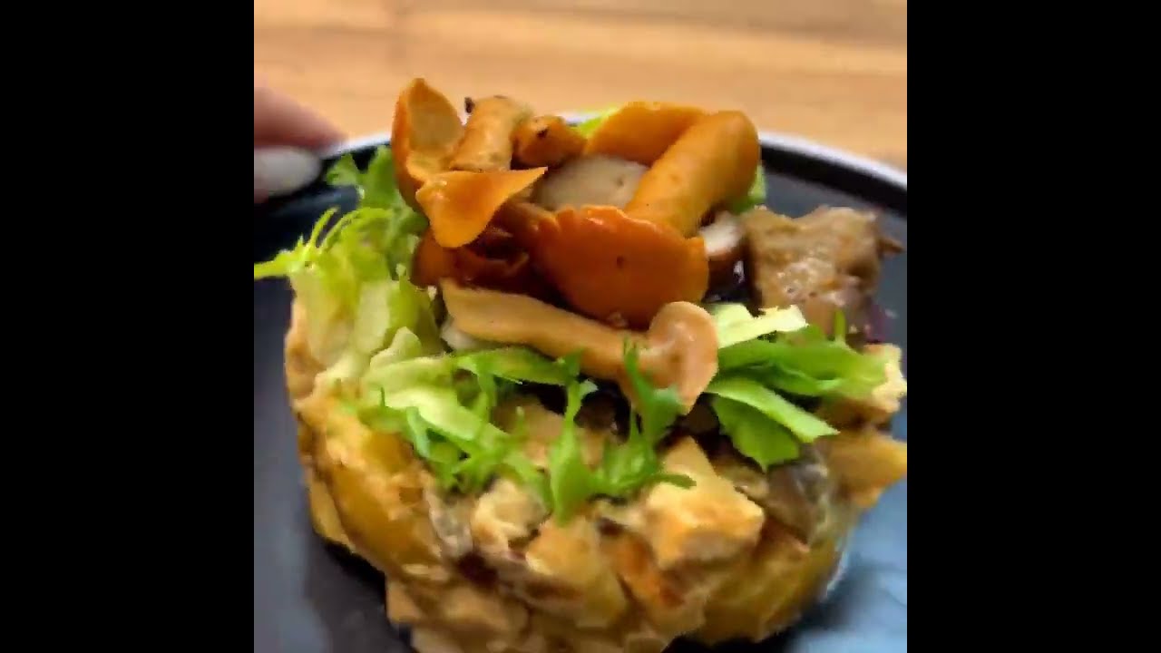 Тёплый салат с белыми грибами и куриным филе