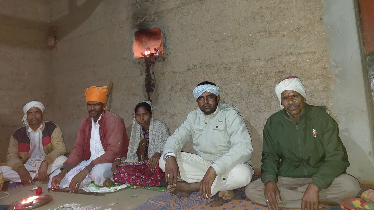 ममता आमलिया सोमा महराज भजन करते हुए  मोहन सोलंकी के घर माडवा खपेडा डूंगरपुर 