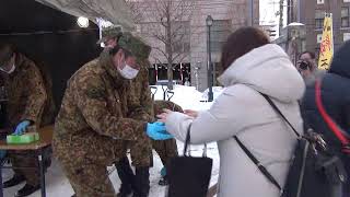 自衛隊11特科隊　小樽雪あかりの路で山吹ザンギ振舞う画像