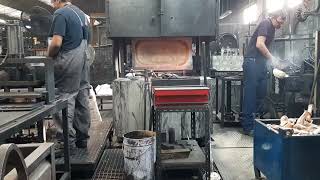 Płynny złoty metal. Codzienna praca w odlewni. Odlewanie grawitacyjne kokilowe temperatura 1050 °C. screenshot 3