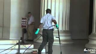 Lincoln Memorial Vandalized With Green Paint 26 07 2013