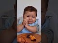 Isso é normal na introdução alimentar: vômito, gag, choro e recusa fazem parte do processo