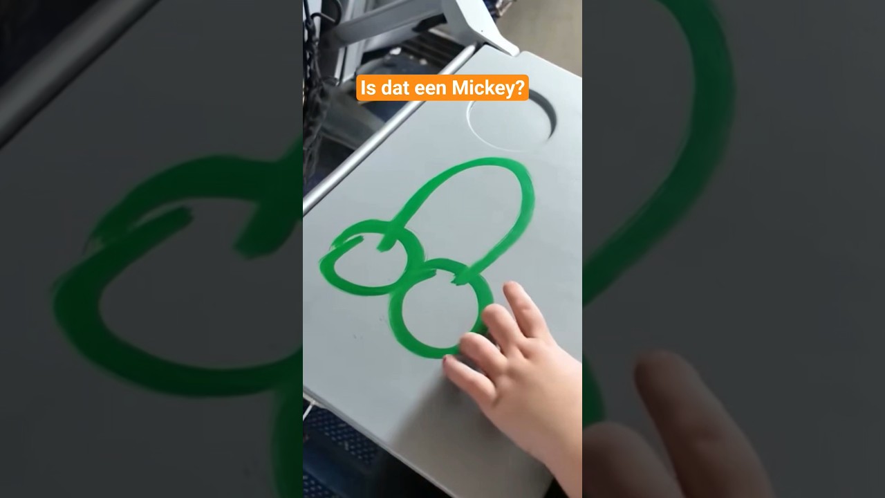 Wat is dit nu weer... een raket of een Mickey? 😆 #shorts