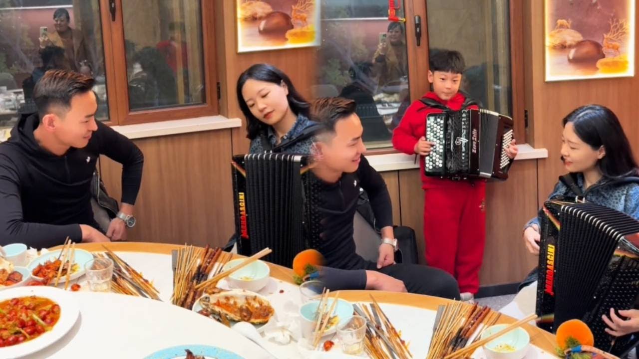 背手风琴去餐厅盘帅哥，和宁夏二哥合奏一曲蜜雪冰城后，竟还收获了一个新手风琴！【李楚然手风琴】