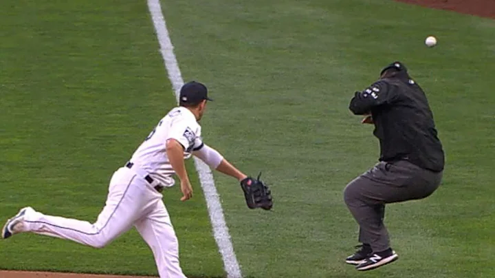 NYY@SEA: Umpire Randazzo hit by ball, stays in game