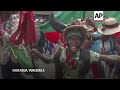 Venezolanos ataviados con coloridos trajes celebraron esta semana la Fiesta de los Santos Inocentes.