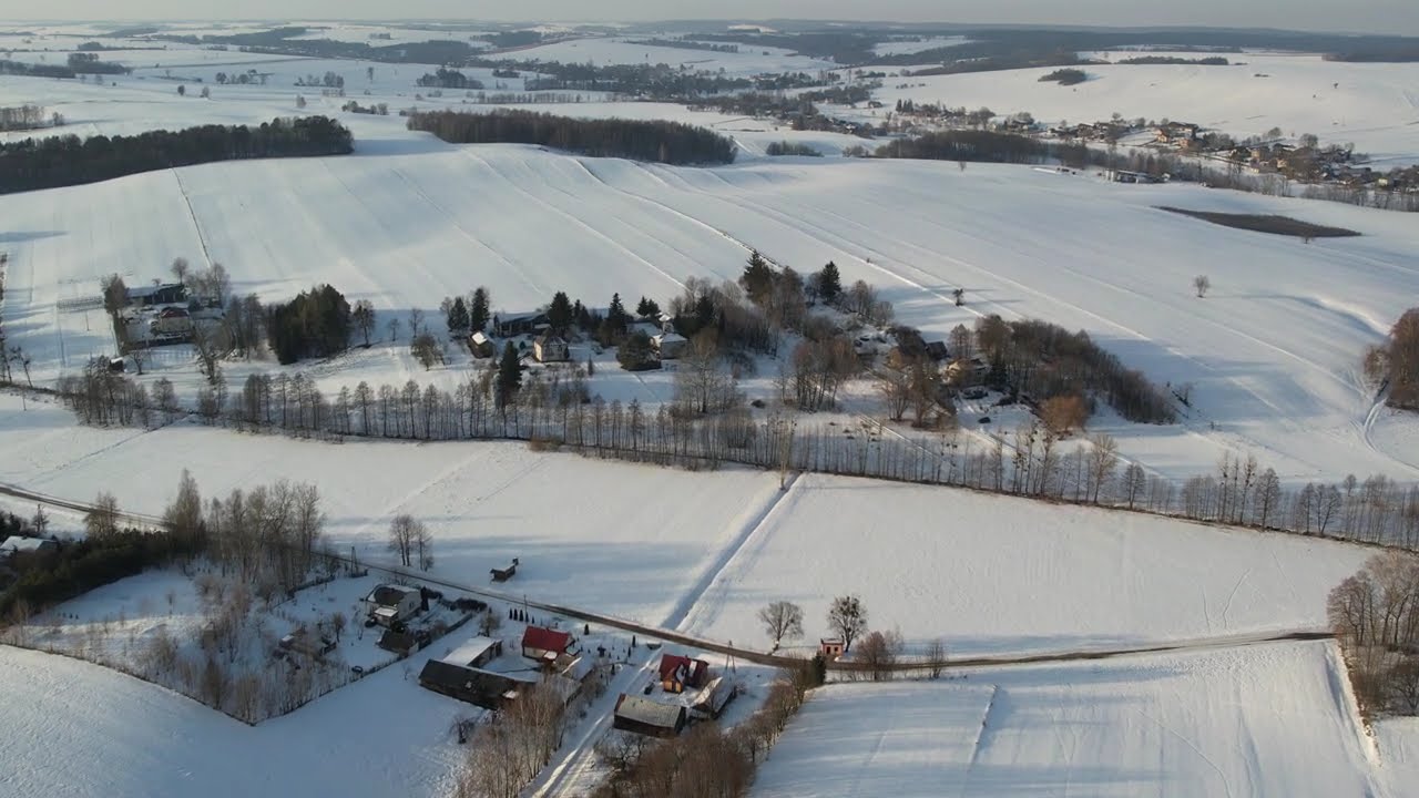 Zima, nad polami i sadami.