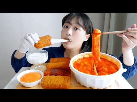 <strong>명랑</strong> 칠리스 치즈스틱과 떡볶이 먹방❤️한국판 과연 무슨맛일까⁉️(ft. 명랑핫도그 럭키 모짜 라이스 떡볶이) REALSOUND MUKBANG | Cheese stick :D