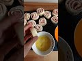 Girelle di pasta sfoglia al salmone: lo stuzzichino pronto da infornare in 10 minuti!