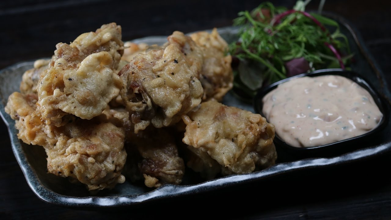 Crispy Chicken Wings With Cheesy Dip