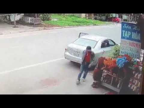 Clip  Bức xúc cảnh tài xế quỵt tiền bia còn dùng ô tô xô ngã bé gái ở Nghệ An