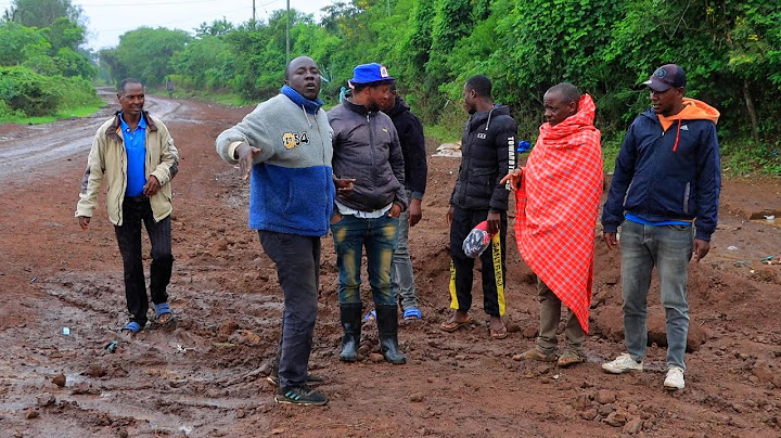 WANANCHI WASHIKIANA MAPANGA NA FIMBO ARUSHA WAKIGOMBANIA KIFUSI KILICHOWEKWA BARABARANI, MAKONDA AJE
