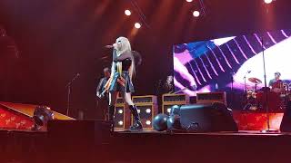 Avril Lavigne- Sk8er Boy ~UBC Doug Mitchell Thunderbird Sports Centre~ 05.24.22