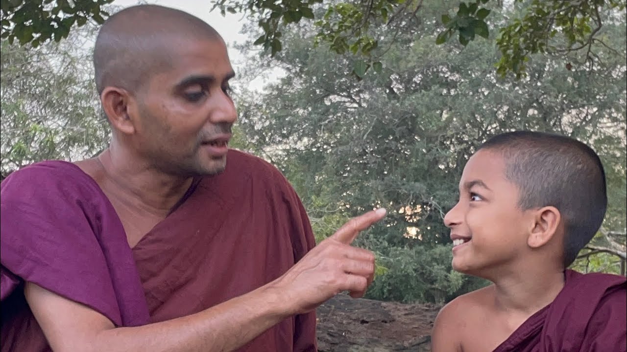 මහසෑය ළඟ මුණගැහුණු හිමියන් සමග ලොකු දහම් සාකච්ඡාවක අපේ පොඩි හාමුදුරුවෝ.කුඩා දෙයක් වුනත් ගැඹුරුකරුණක්