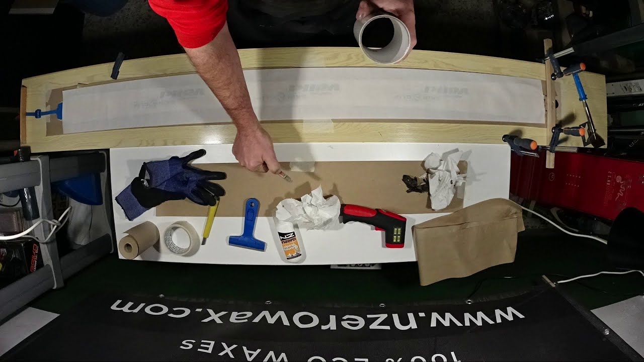 Limpiando y reencolando pieles de foca