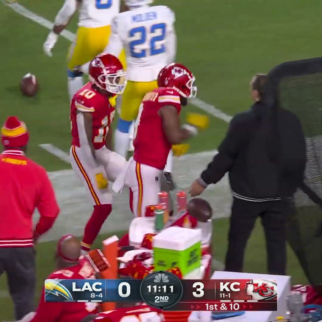 JuJu Smith-Schuster catches for a 26-yard Gain vs. Los Angeles Chargers