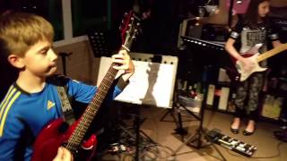 First take rehearsal video of a 8 to 11 year old band here at the rock
academy, playing brain stew by green day. no editing, autotune,
overdubs or quantizing...