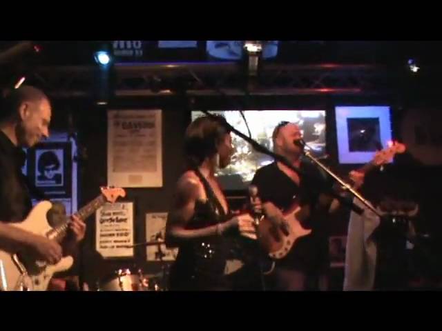 Heatwave & Dancing In The Street auf YouTube ansehen Heatwave & Dancing In The Street auf YouTube ansehen