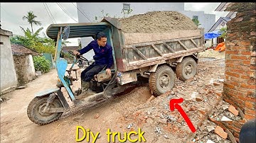 बेहद मजबूत दलदली रेत, खुदाई करने वाला kobelko . ले जाता एक किसान