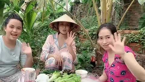 Cuối tuần làm con cá lóc nướng trui ăn kèm rau sống, nước chấm mắm me cùng mấy đứa em
