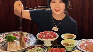 独属于重庆的浪漫，轻轨面前吃火锅 #重庆美食 #省饭课代表 #好好吃饭好好生活 #无辣不欢 #重庆火锅