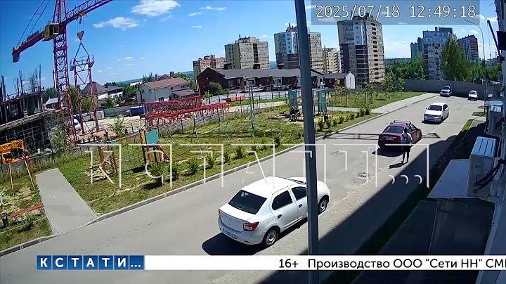 Строительный кран из за халатности строителей стрелой повредил жилой дом