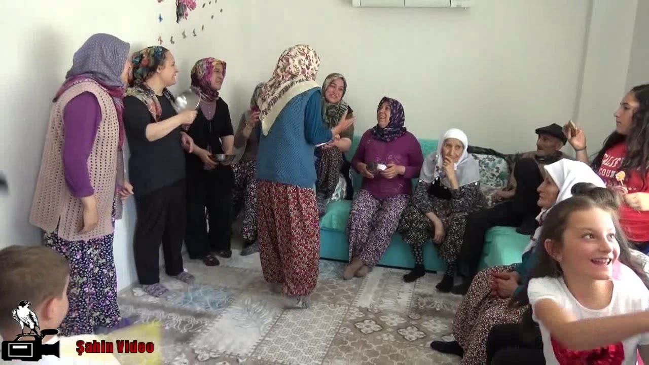 DÜĞÜN EVİNDE KADINLAR ARASI EĞLENCE