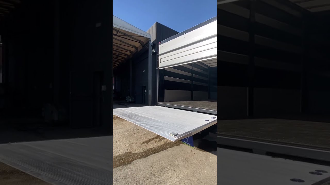 Centina con installazione sponda idraulica a battuta.