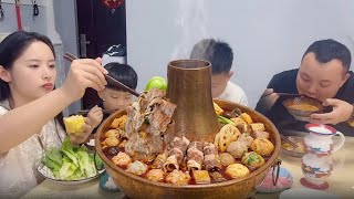 Caught In The Act She Declared A Diet Yet Here She Is Swiping The Meat