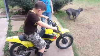 Мальчик на мотоцикле врезался в забор. The boy on the bike crashed into a fence.