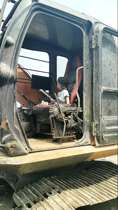 Operator cilik #excavator #happiness