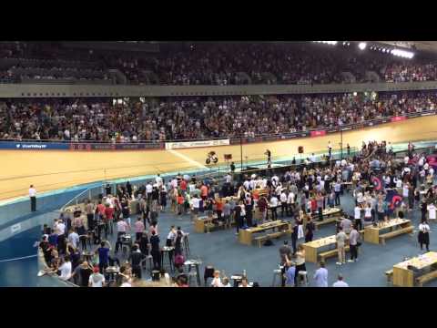 Video: Victor Campenaerts slår Bradley Wiggins timrekord med 563 meter