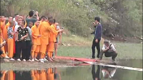 Shaolin monk runs atop water for 118 meters - DayDayNews