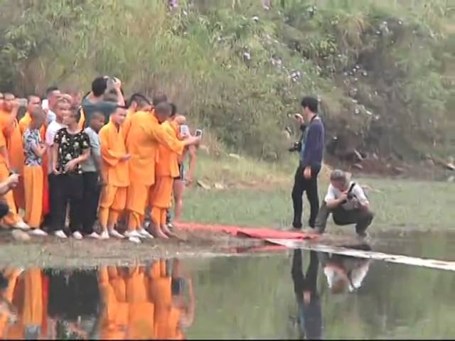 Shaolin monk runs atop water for 118 meters class=