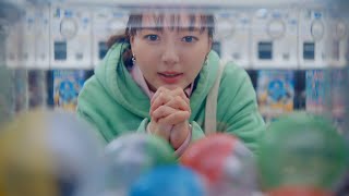多部未華子がカプセルトイに夢中!?お目当てをお祈り中に思い出したものとは？　マクドナルド！『セット500』新TVCM
