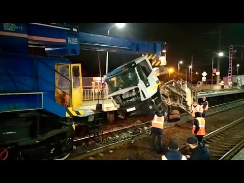 Поезд протаранил грузовик в Московской области
