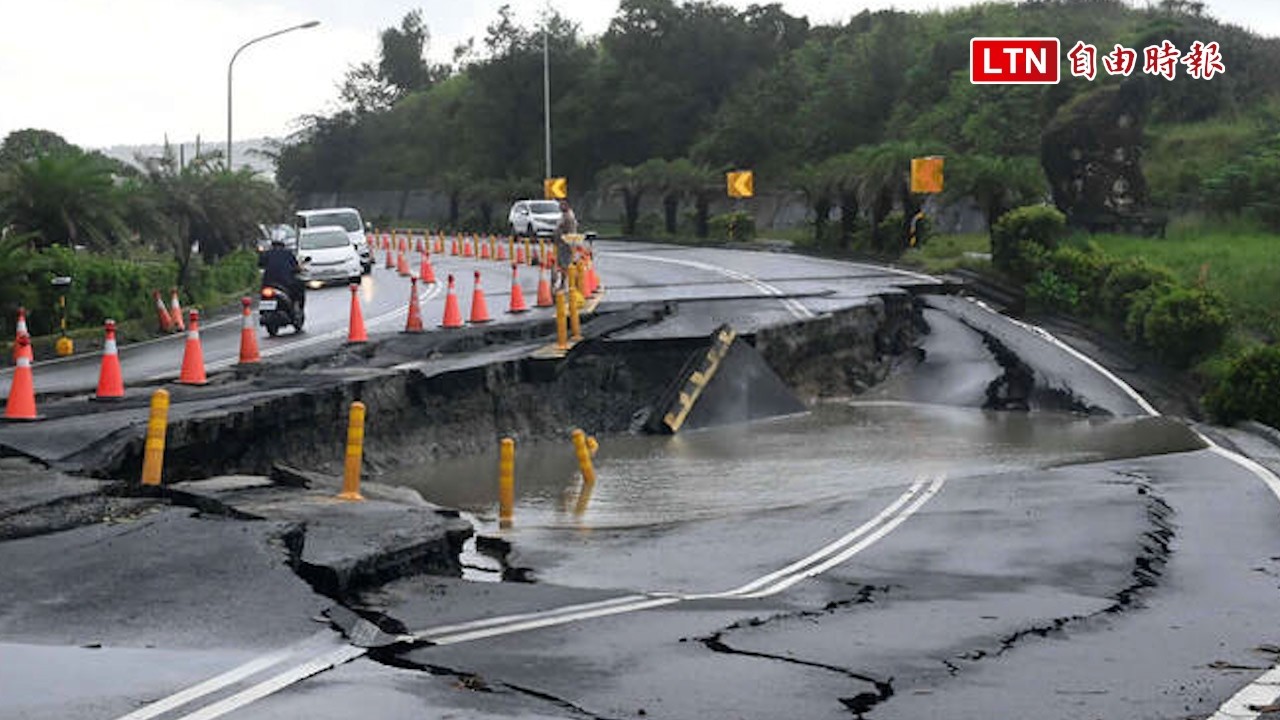 墾丁台26線石牛溪路段因雨坍成「斷崖」 單線通行搶修 墾丁台26線石牛溪路段因雨坍成「斷崖」 單線通行搶修