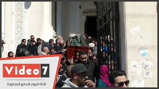 بالفيديو.. لحظة وصول جثمان والد أمير كرارة لمسجد الثورة بمصر الجديدة